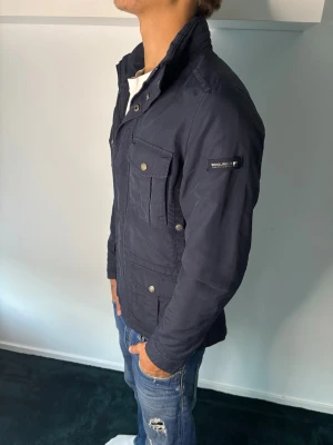 Woolrich Jacka - Stilren Woolrich jacka i storlek S!🤩Modellen är 187 cm och väger 80 kg!⭐️ OBS‼️dem ända defekerna på jackan är på insidan vilket inte syns vid användning!