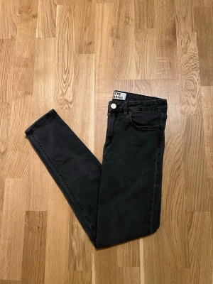Acne Jeans - Storlek 27/32 - Svarta klassiska Acne studios jeans för män, som passar till alla tillfällen. Storlek Waist 27 / Lenght 32. Plagget är Nyskick, inga skador/slitage. Hör av dig vid intresse/frågor. PRIS KAN DISKUTERAS!