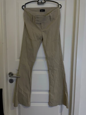 Gina tricot Low waist kostym byxor - Beiga Low waist bootcut kostymbyxor från Gina Tricot. 