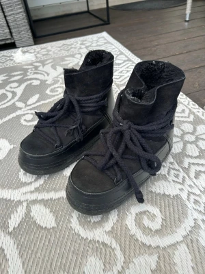 Inuikii moon boots - Svarta moon boots från inuikii i storlek 40🖤 använda men väl omhändertagna