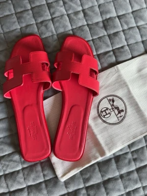 Röda sandaler  - Helt nya sandaler, röda, storlek 38, säljer pårgrund av för stora i storlek för mig. ❤️