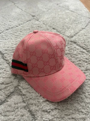 En vacker rosa keps - En rosa keps som passar till alla outfits