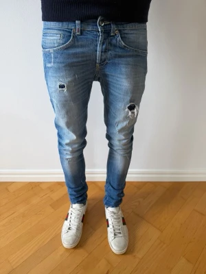 Dondup George  - Säljer ett par feta Dondup George i storlek W30. Modellen är ca 175 cm lång. Ny pris är ca 3400kr. Skrov vid funderingar!