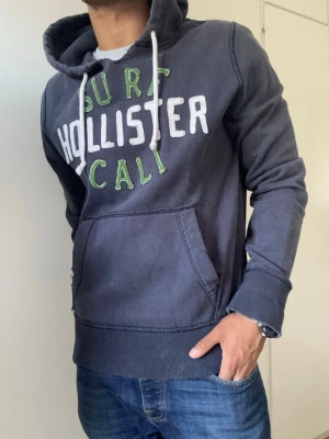 Vintage Hollister Hoodie - Vintage och sällsynt Mörkblå Hoodie från Hollister, sliten design | Storlek M | Går ner i pris vid snabbt köp! | Är 175, väger 68kg |Hör av vid ytterligare frågor!!!