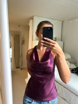 Festlig halterneck topp - Festlig halterneck topp från Gina🌸 säljer pga att den inte kommer till användning - Använd en gång - Strl: M (Gina young, den passar mig som är XS/S) Kan skickas samma dag!✨ 