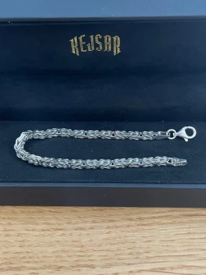 Armlänk 4mm 925 - Armlänk 4mm i 925 silver från kejsar. Längden är 21cm. Boxen medföljer vid köp.