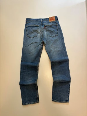 Vintage Levis jeans - Vintage Levis 514 bootcut jeans //  Mycket bra skick //  Storlek W32 L34 //  Midja 41cm  Längd 110cm  Skriv vid minsta fråga eller fundering🤝