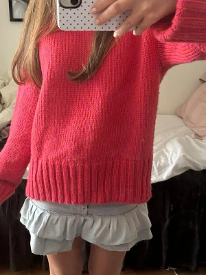 Coralfärgad stickad tröja - Säljer denna jättefina coralfärgade stickade tröja eftersom den inte riktigt passar mig. Endast använd en gång❤️
