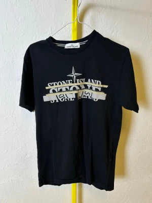 Svart t-shirt från Stone Island - Denna vara kommer att auktioneras ut på Plick Live den 3 juni klockan 19:00