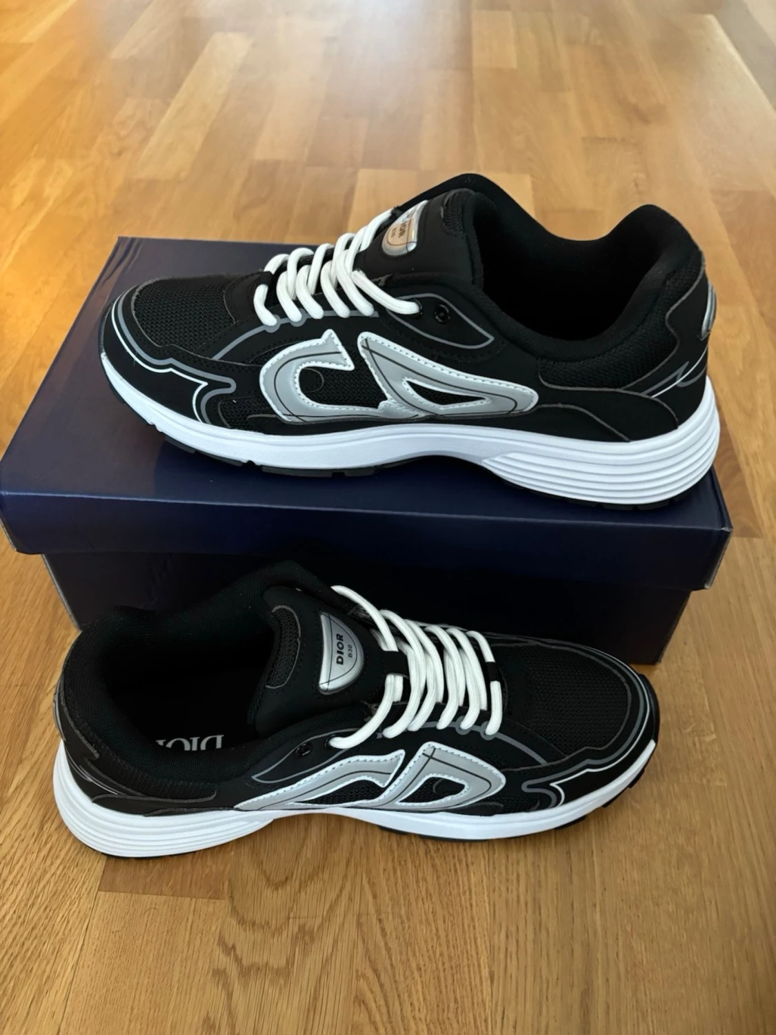Svarta sneakers med vita detaljer - 1