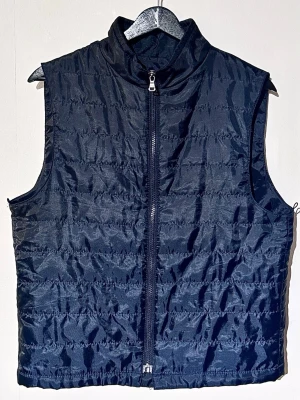 Zara Man quiltad väst stl M | Nyskick - Snygg svart quiltad väst från Zara Man i absolut nyskick. Stilren och minimalistisk modell utan fickor, perfekt för en slimmad lager-på-lager-look. Lätt vadderad i 100% polyester.  📐 Mått (mätt platt): Längd: ca 57cm Bröstvidd: ca 51cm Axelbredd: ca 41cm  Storlek EUR 40 (passar M) ✨