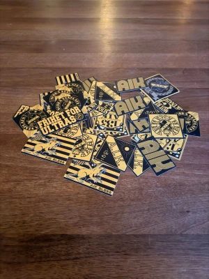50st aik klibbor  - 50st riktigt schyssta AIK klistermärken gjorda i plast så går inte att rivas sönder