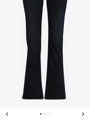 Mörkblå bootcut jeans - Snygga mörkblå bootcut jeans med klassisk femficksmodell och utsvängda ben. Jeansen har hög midja och är tillverkade i stretchigt denimtyg för extra komfort. Perfekta för dig som gillar en retroinspirerad look. Dem är i storleken 25w•30 och i bra skick!🤗