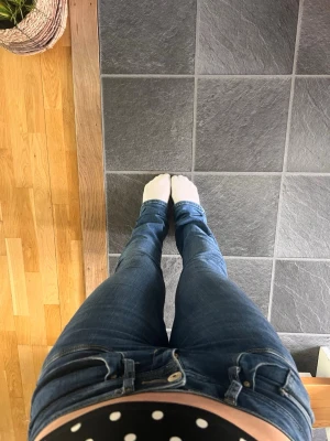 Blå skinny jeans från LTB - Säljer de här snygga lågmidjade ltb jeansen då dem inte kommer till användning, skicket är bra men har lite slitningar längst ner. Storlek W25 L34