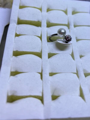 Snygga silverringar med pärlor / strass  - Två stilrena ringar i silverfärg, en med en vit pärla och en mörk sten, den andra med två gnistrande stenar i rött och lila. Perfekt för dig som vill ha något unikt och trendigt på fingret. Passar till många olika outfits och ger en cool touch. 75kr/st storlek 17-21 kvar, 