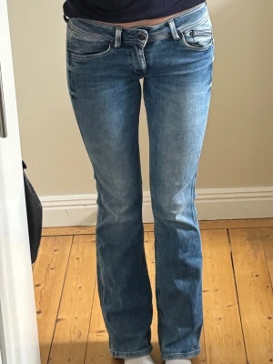 Lågmidjade utsvängda jeans - Lågmidjade utsvängda jeans. Jag är 175cm lång💕