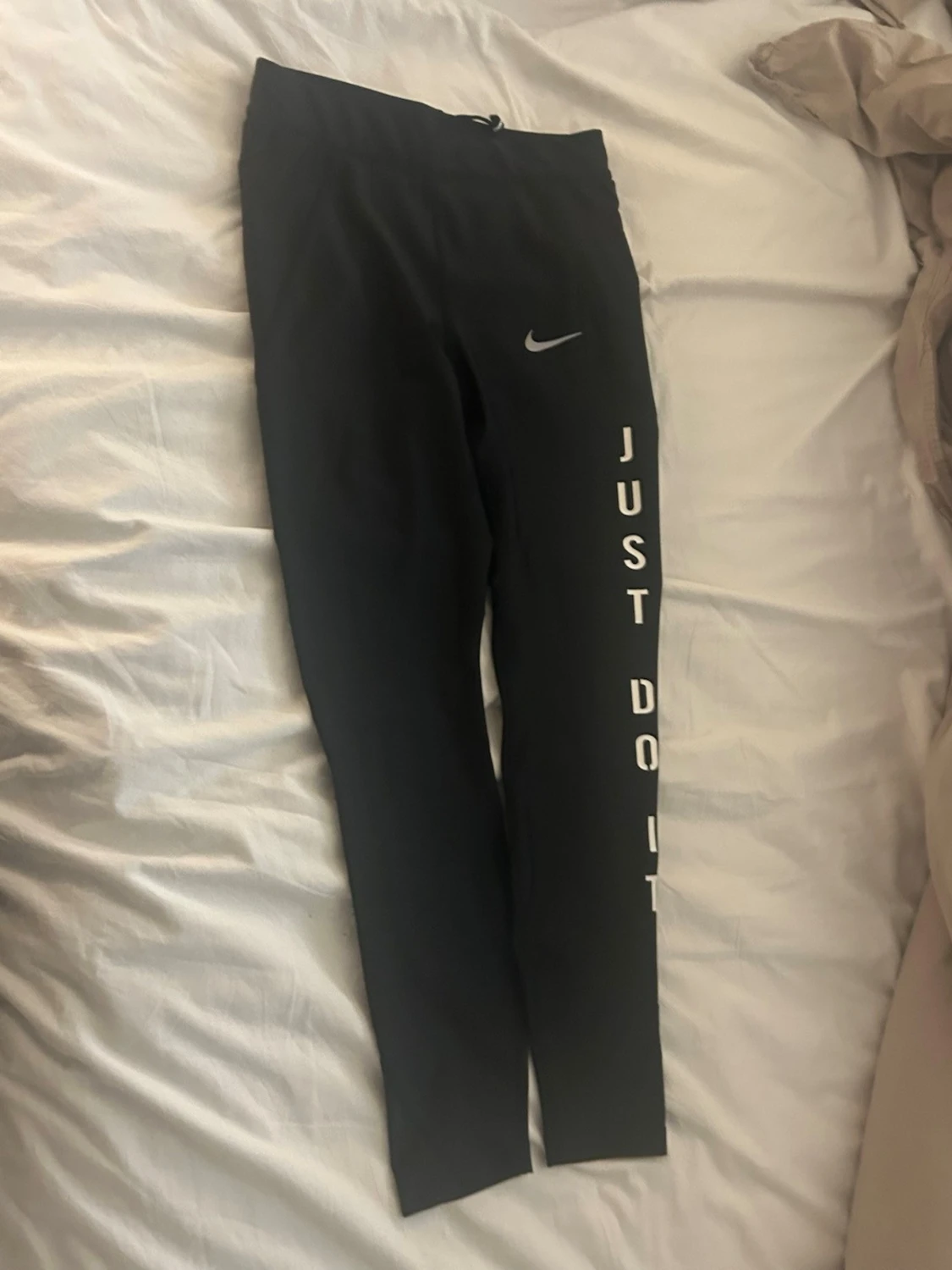 Svarta Nike tights med tryck - 2