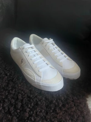 Vita Polo Ralph Lauren sneakers - Stilrena vita sneakers från Polo Ralph Lauren. Helt nya. Har ej kvar box.