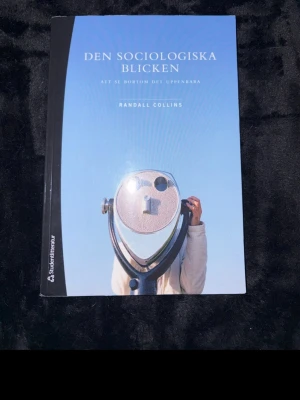 Den sociologiska blicken kursbok - Kursbok 'Den sociologiska blicken: Att se bortom det uppenbara' av Randall Collins. Boken har ett blått och svart mjukt omslag med ett foto på framsidan. Perfekt för dig som pluggar sociologi eller samhällsvetenskap.