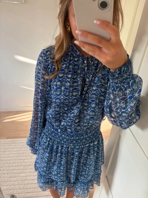 Blå mönstrad kortklänning från Zara - Klänning från Zara, storlek xs💕. Nästan aldrig använd.