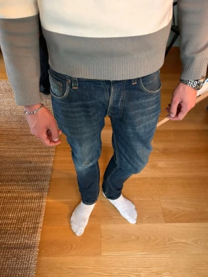 Nudie jeans - Säljer ett par snygga nudie jeans i storlek 28/30, väldigt fint skick och inga defekter. Skriv vid frågor eller funderingar!