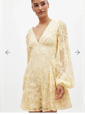 SÖKER Ljusgul blommig kortklänning med knyt - Söker denna klänning i gul från NAKD i storlek 36. Helst under 600kr