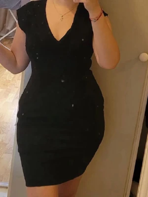 Klänning Zara stl M - Elegant klänning från Zara woman i storlek M. Mycket fint skick