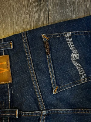 Mörkblå jeans från Nudie Jeans - Tja, säljer ett par riktigt fräscha Jeans från Nudie och modellen heter thin finn. Dessa passar dem som är lite mindre och smalare i benen, bara att höra av dig vid funderingar.                            //Liam