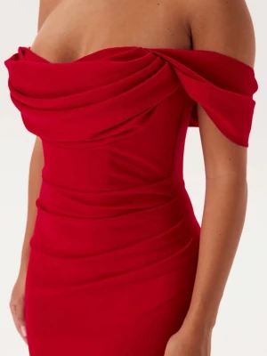 Röd balklänning  - Elegant röd långklänning med offshoulder-design och draperad överdel. Klänningen har figurnära passform och markerad midja som framhäver siluetten. Perfekt för speciella tillfällen klänningen är super skön. Andvännd varsamt en kväll, pris kan diskuteras. Köpt för 1199
