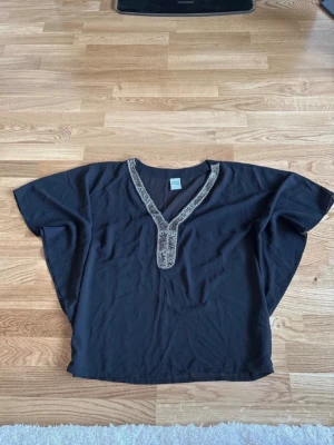 Blus Vero Moda stl S - Säljer en elegant vit blus från Vero Moda med v-ringning och dekorativa pärlor längs halsringningen. Genomskinlig, så perfekt att ha över ett linne. ✨️ finns även i vitt