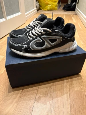 B30 - B30, bra skick. Även extra laces