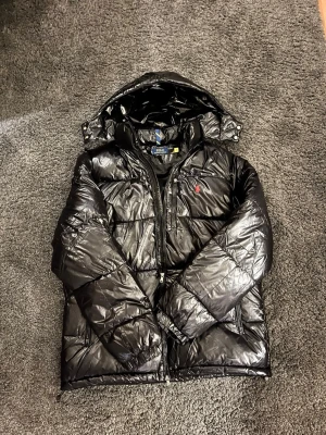 Svart dunjacka från Polo Ralph Lauren - Hej, Jag säljer nu en svart jacka från Ralph Lauren, Pris går att diskutera och det är bara att höra av sig vid frågor eller funderingar 😊