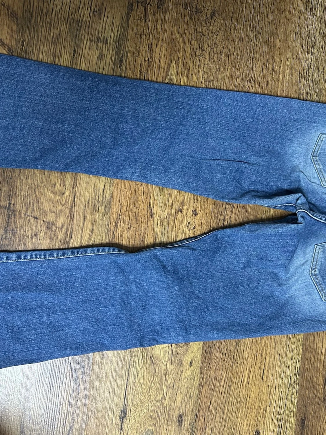 Blå raka jeans med tvättade detaljer - 1