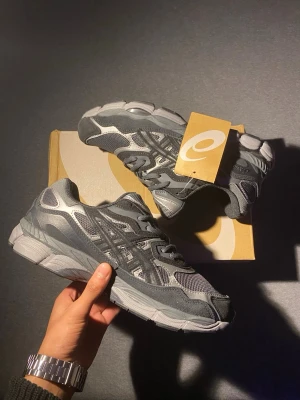 Asics Gel NYC (Grå/Svart) - Helt nya Asics gel Nyc storlek 43. Grå svarta skriv ifall ni är intresserade 😁