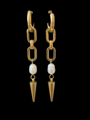 Guldiga örhängen med sötvattenspärlor och konformad avslutning - Finns även i rostfritt stål variant.  Priset avser ett par örhängen  Presentask ingår Material: Guldpläterat rostfritt stål & sötvattenspärlor Längd: ca 6,0 cm Nickelfria och handgjorda