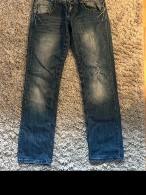 Blå lågmidjade vintage jeans  - Lågmidjade jeans från märket reserved strl 30/32
