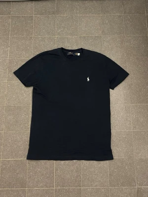 Ralph Lauren - Tjenare, säljer en snygg mörkblå tröja från Polo Ralph Lauren. Priset kan givetvis diskuteras, hör av dig vid minsta lilla fundering.