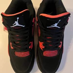 Jordan 4 Red Thunder, 42! - Säljer sprillans nya Jordan 4 med blandning av rött och svart. Testade dem en gång, men skorna vart för små. Box och kvitto tillkommer ej därav priset. Nypris:7000kr. Pris kan diskuteras. Storlek 43 passar som 42. Hör av dig om du har frågor!