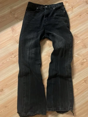 Balenci lost tapes jeans - Säljer ett par svarta jeans från Balenci med raka ben och klassisk femficksmodell. Jeansen har slitna detaljer och en cool tvätt som ger en vintagekänsla. Tillverkade i kraftig denim med Balenci-lapp bak i midjan.