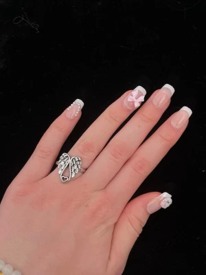 Silvrig ring med vingar  - Helt ny. Frakt 29kr. tryck på köp nu!! 🪽✨ ONE SIZE