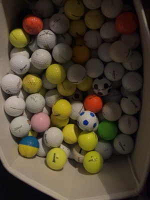 Stort blandat paket golfbollar - Säljer massor av golfbollar till olika priser. Har många fler som inte syns fråga bara om nån så kollar jag!