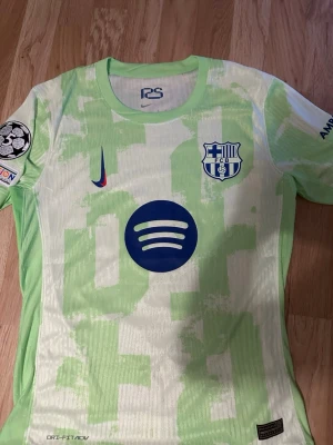 Lamine Yamal 19 barcelona - Säljer den då jag behöver pengar helt osnvönd.                     Fick av en familje medlem så vet ej om äkta 