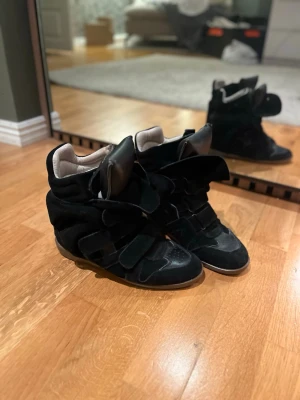 Isabel marant skor! - Super snygga och populära skor från Isabel marant! Välanvända men fortfarande fint skick! Dem är svarta och stl 10 eller 40🥰pris går att diskutera vid snabb affär💕