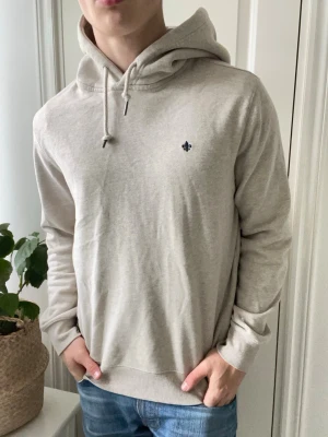 Morris hoodie beige  - Morris hoodie beige, Inga defekter förutom en liten fläck vid slutet av ärmen - skickar gärna bild! Modellen i bilderna är 180 cm 75 kg och bär Storlek L , Kom med frågor! 🌟 (Kan gå ned i pris vid köp av paket 😉) 