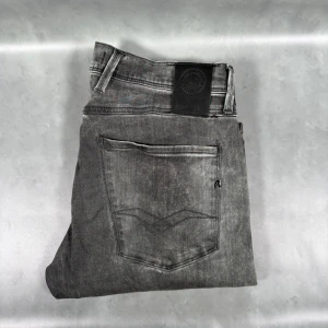 Replay Anbass - - Replay Anbass — Storlek 31/34 — 7/10 Okej skick, litet hål vid skrevet och knäet, se bild — Inkluderat - Jeans — Retail 1800kr — Midja: 39cm Längd: 109cm — Modellen är - 180cm, 65kg -
