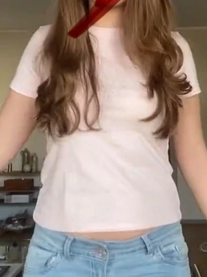 Ljusrosa basic t-shirt - En enkel och stilren ljusrosa t-shirt i mjuk bomull. Modellen har rund halsringning och korta ärmar, perfekt till jeans eller shorts för en avslappnad look. Passformen är normal och tyget känns skönt mot huden.