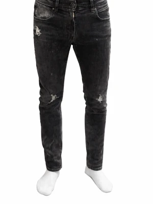 Replay svarta jeans med slitningar - Säljer ett par svarta Replay jeans med snygga sopade slitningar på låren och knäna. Klassisk femficksmodell med raka ben och normal passform. Jeansen har en mörk tvätt och är tillverkade i slitstarkt denimtyg.