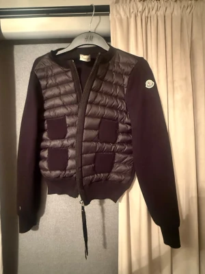 Moncler cardigan  - Jätte snygg cardigan som Ej kommer till användning ingent kvitto finns men kan gå ner i pris❤️