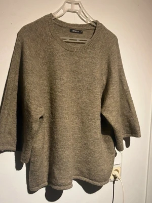 Stickad tröja ifrån Gina tricot - Använd 3 gånger fint skick stl M men större i storlek