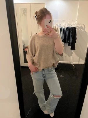 Beige stickad tröja från 157 - Beige stickad tröja från 157 med avslappnad, loose passform och trekvartsärmar. Inga defekter mer an att den är lite nopprig